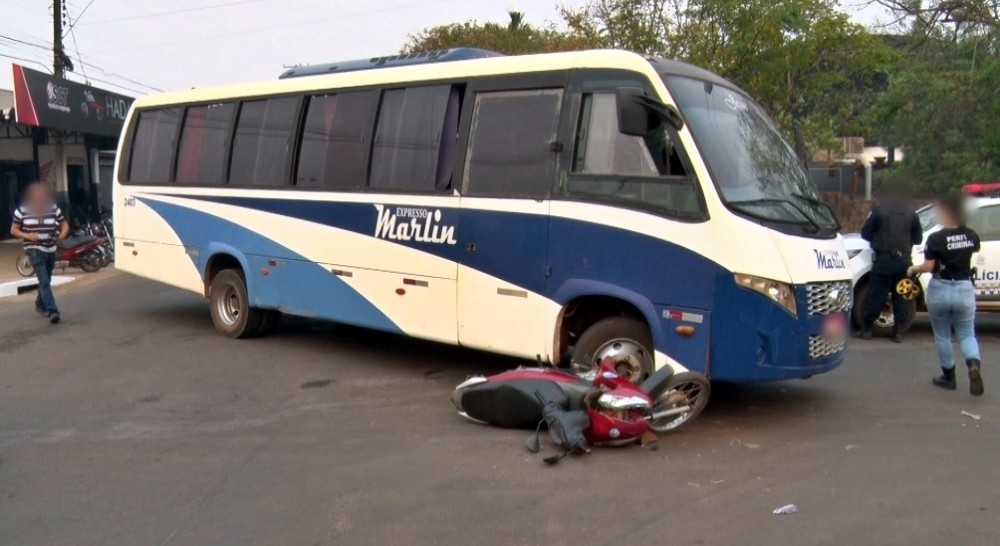 Motoneta se choca com ônibus na avenida das Mangueiras em Cacoal