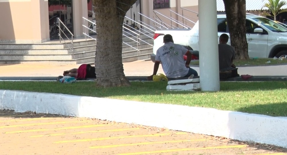 Polícia Militar é chamada por causa de mais uma briga na Praça da Matriz em Cacoal, RO