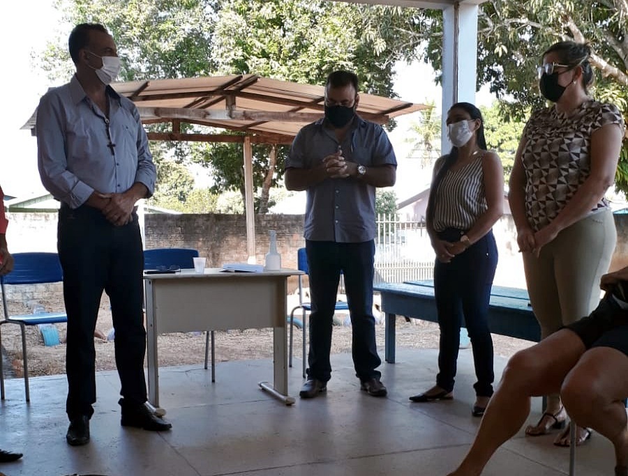 Prefeito de Alvorada, RO Vanderlei Tecchio dá posse a nova diretora da escola Branca de Neve