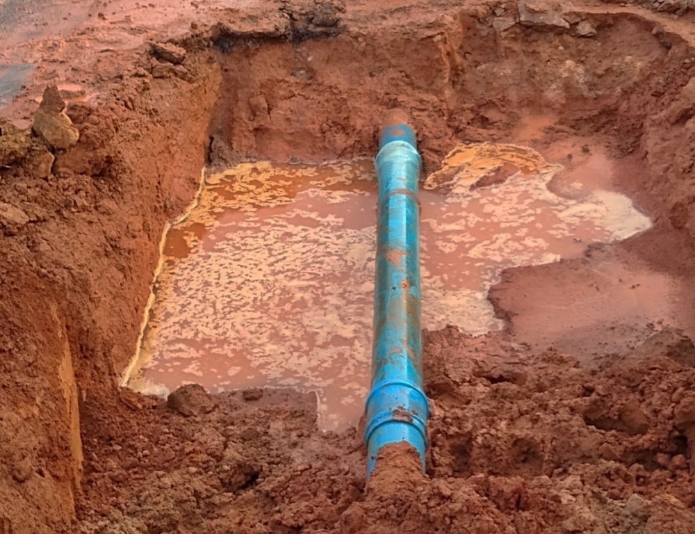 Cano passa a noite toda jorrando água tratada na Florianópolis, no setor 01, em Jaru, RO