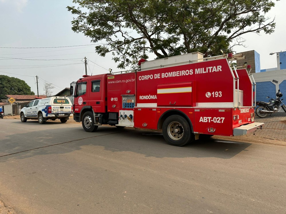 Casa é destruída após casal brigar e marido acusa a esposa de ser incendiária em Jaru
