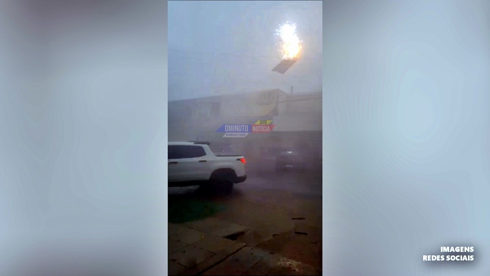 Chuva forte derruba porta de concessionária em Vilhena