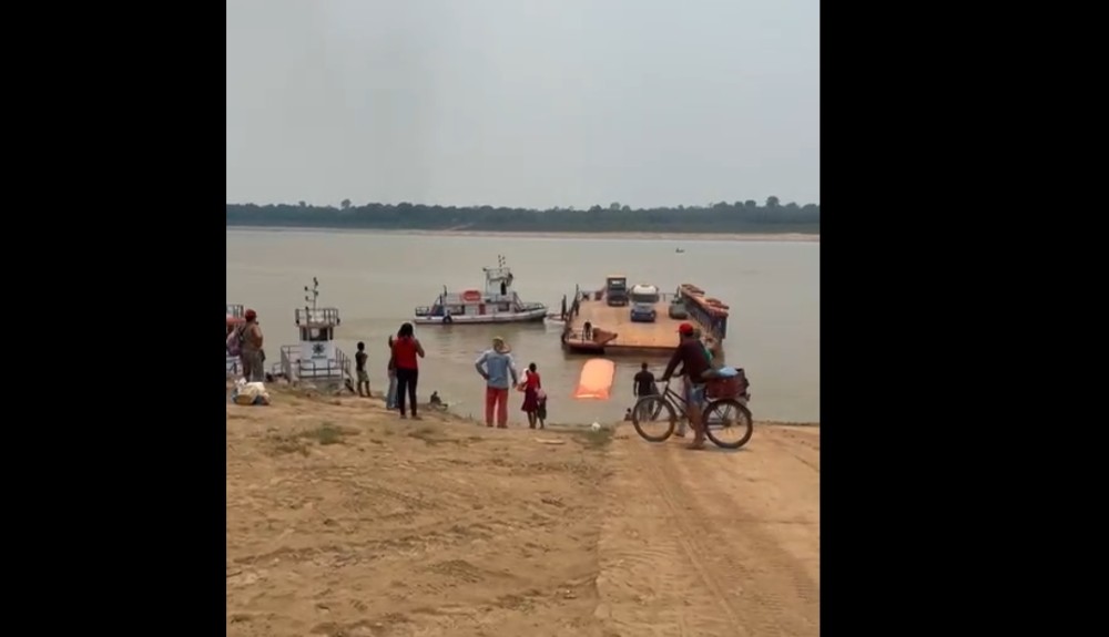 Carreta cai de balsa no rio Madeira em Humaitá no Amazonas