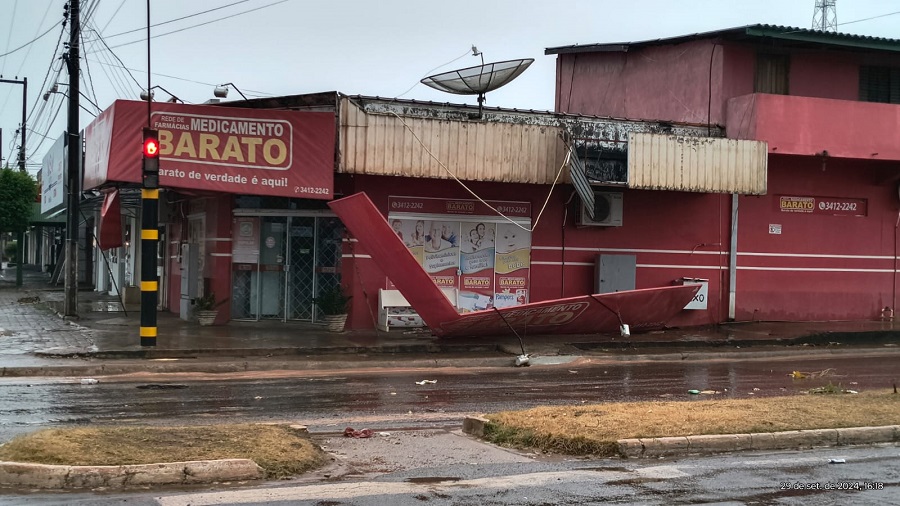 Ventos fortes acompanhando chuva provoca estragos em vários bairros de Alvorada do Oeste