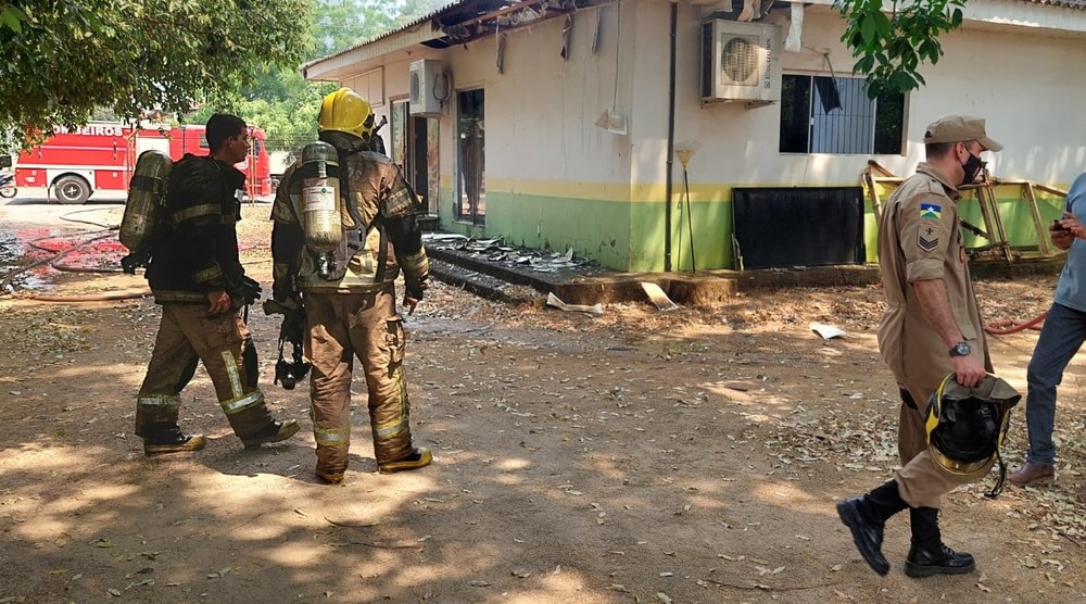 Bombeiros controlam incêndio no prédio da Sedam, em Ariquemes, RO nesta tarde quinta-feira, 19