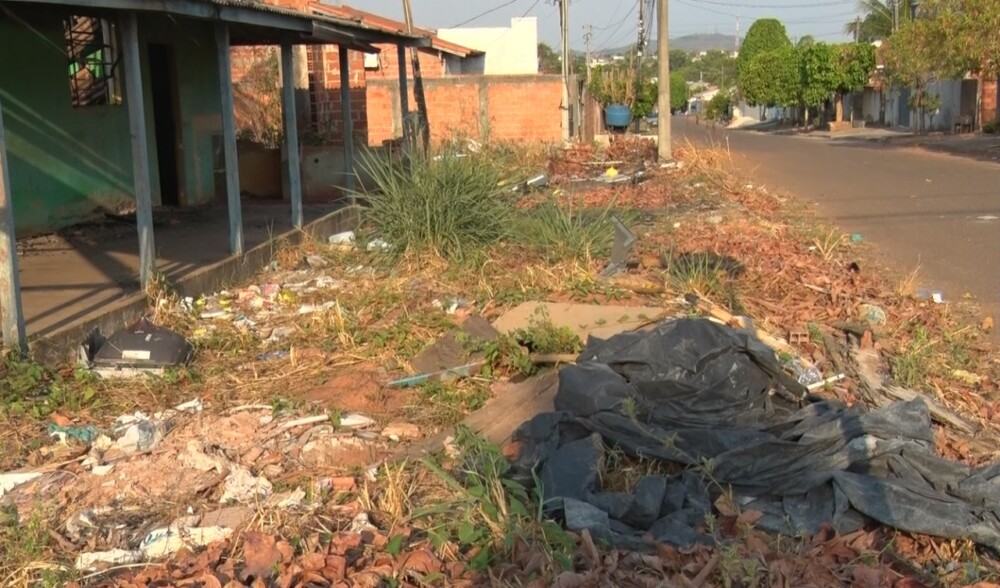 Casa é praticamente destruída por incêndio no Vista Alegre em Cacoal