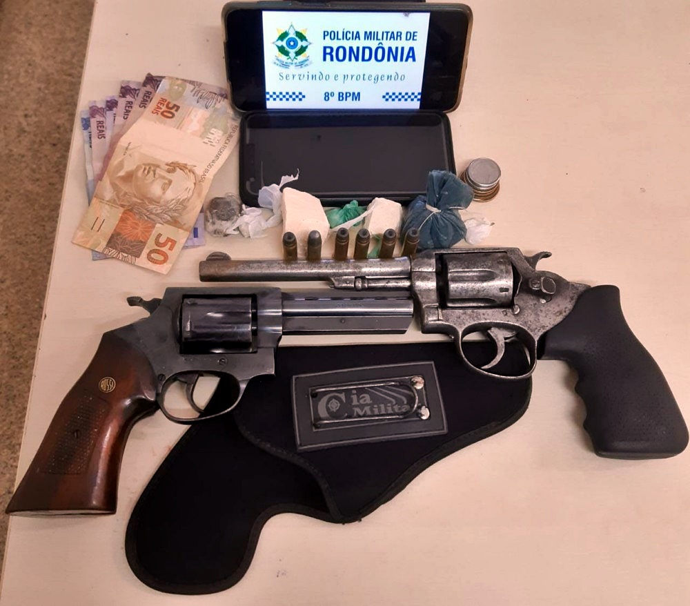 Homem de 35 anos é preso em veículo de aplicativo com dois revolveres, drogas, dinheiro e um cheque de R$ 30 mil, em Jaru