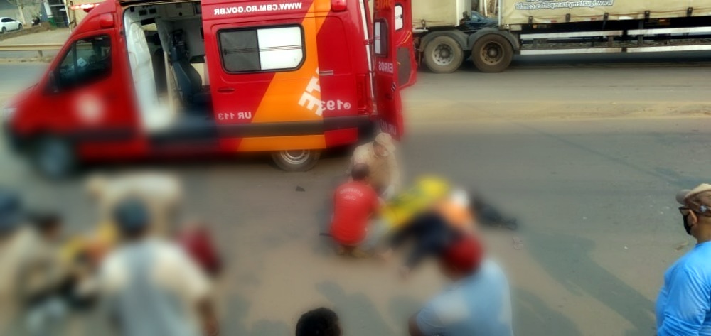 Casal em motocicleta fica em estado grave, após acidente no trevo da BR-364, em Jaru, RO