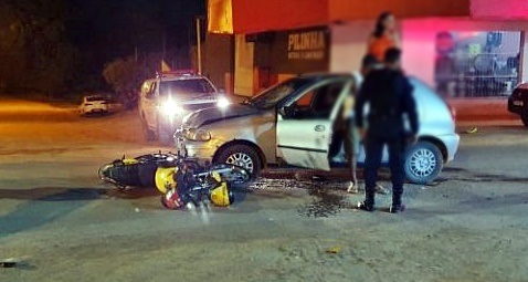 Condutor embriagado provoca acidente na avenida Rio Grande do Norte, na noite deste sábado, em Jaru, RO