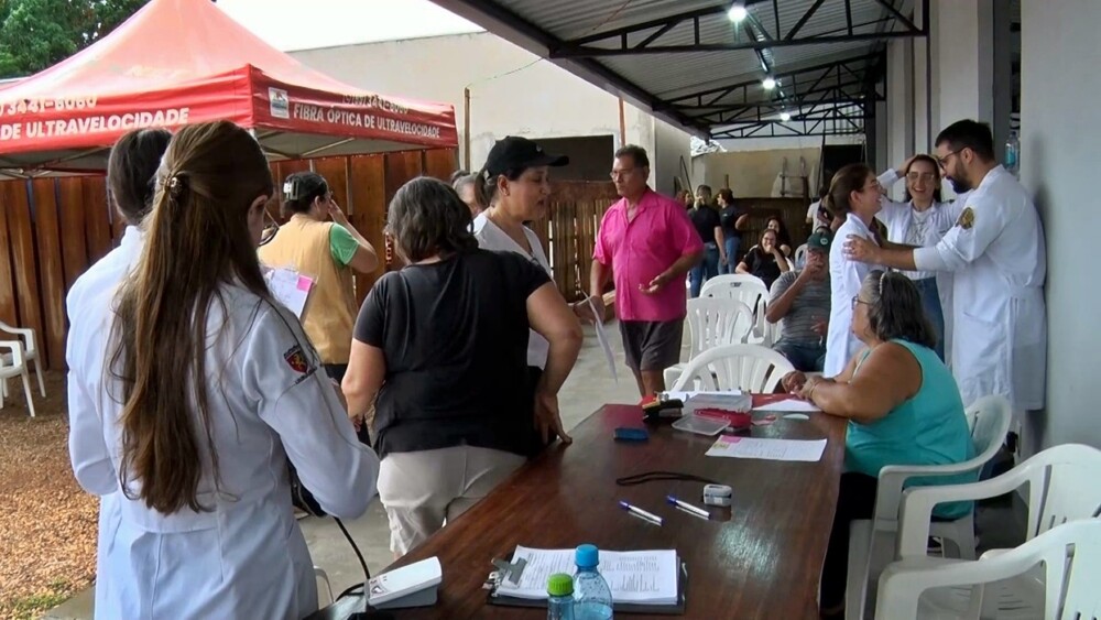 Centenas de pessoas são atendidas de graça durante ação social da Igreja Batista do Village do Sol, em Cacoal