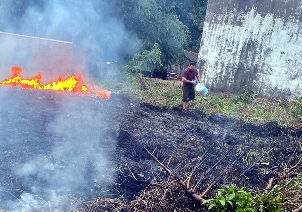 Fogo em terreno baldio assusta moradores do centro de Cacoal
