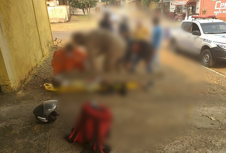 Condutor de Honda Biz fica gravemente ferido no cruzamento da Marechal com Plácido de Castro, em Jaru, RO