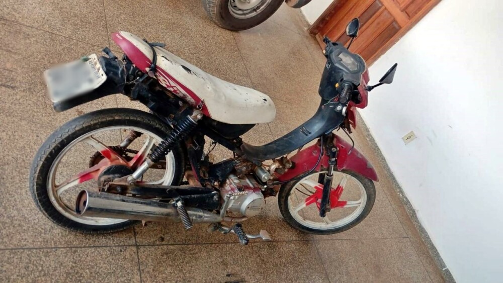 PM conduz menor e motocicleta descaracterizada no centro de Jaru