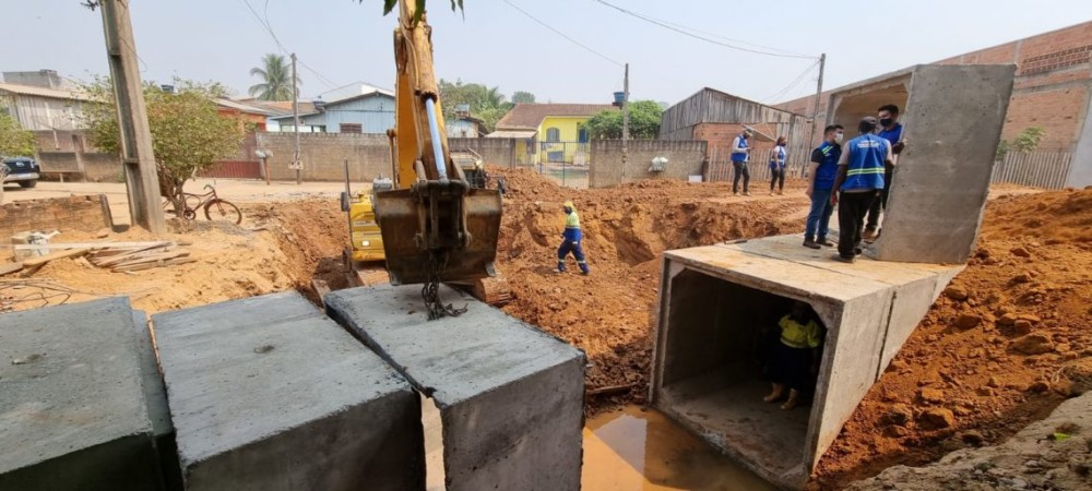 Prefeitura de Jaru instala galeria pré-moldada com aduelas de concreto armado na Rua Raposo Tavares no setor 06