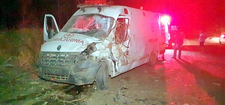 Duas pessoas ficam feridas em acidente com ambulância de Theobroma, RO, na noite desta terça-feira