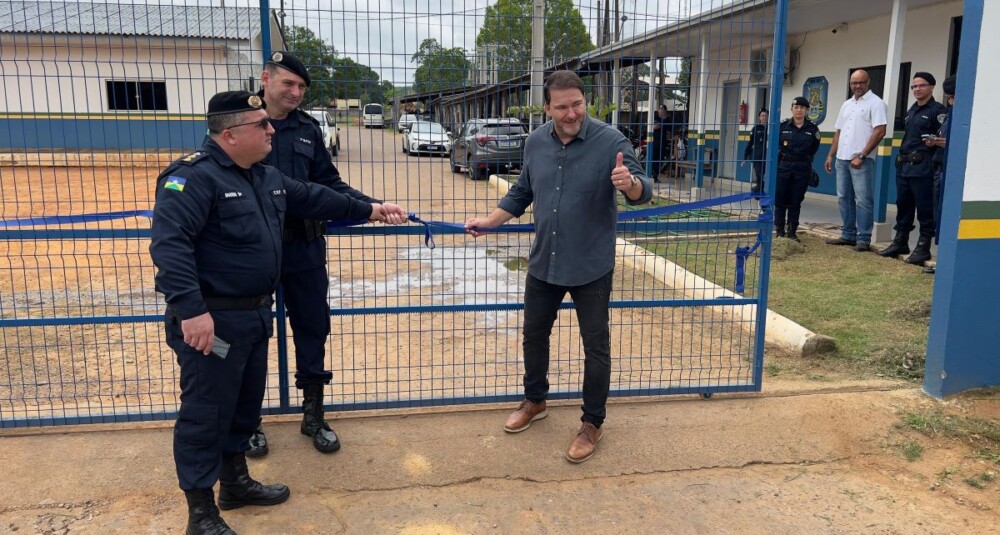 Alex Redano entrega obra proveniente de emenda para construção de muro no 7º BPM
