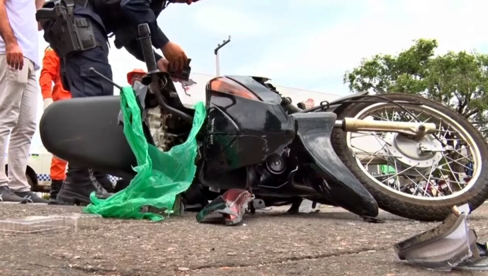 Mulher fica ferida após colisão entre motoneta e carro no semáforo de Cacoal