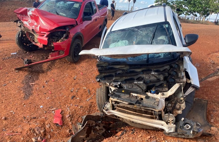 Fiat Strada e VW Saveiro colidem de frente na Linha 612, em Jaru