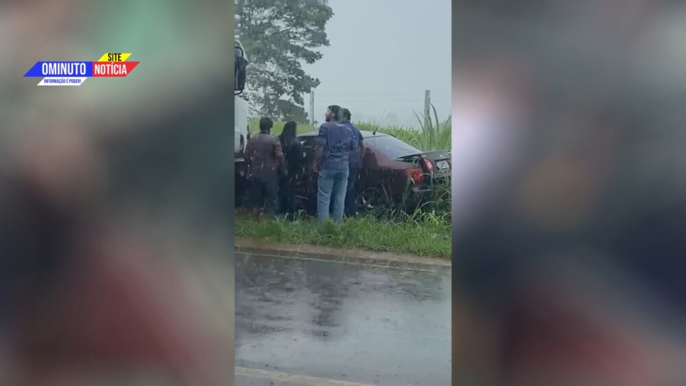 Mulher fica presa as ferragens de automóvel após acidente na Linha 81 em Nova União