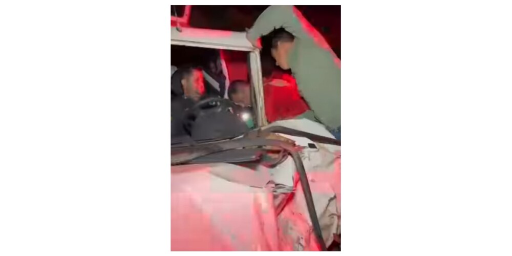 Homem fica preso às ferragens após colisão entre automóvel e pick-up, na Linha 608, em Jaru