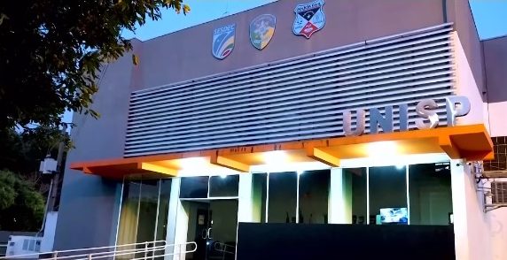 Mulher pede água para idoso e furta celular que estava sobre armário, em Ouro Preto do Oeste