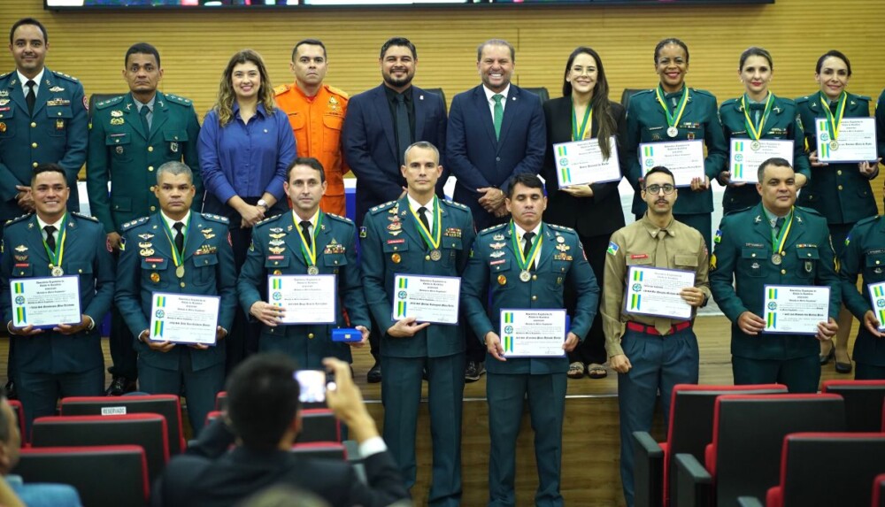 Personalidades são homenageadas em sessão solene na ALE