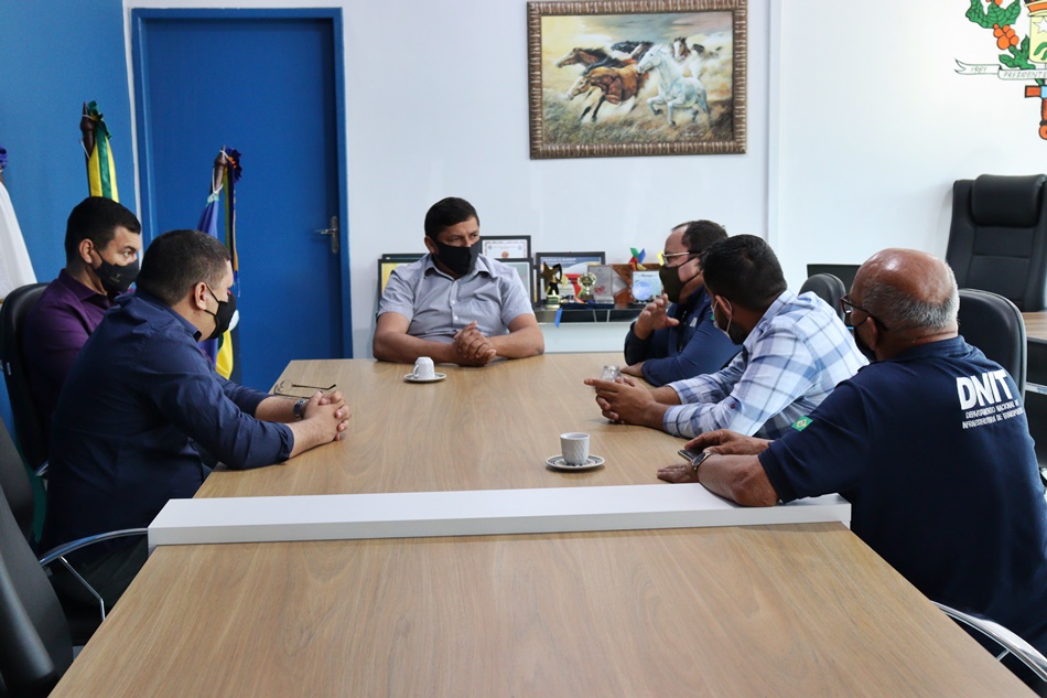 Edílson Alencar busca responsáveis para recuperação de marginais da BR-364, em Presidente Médici, RO