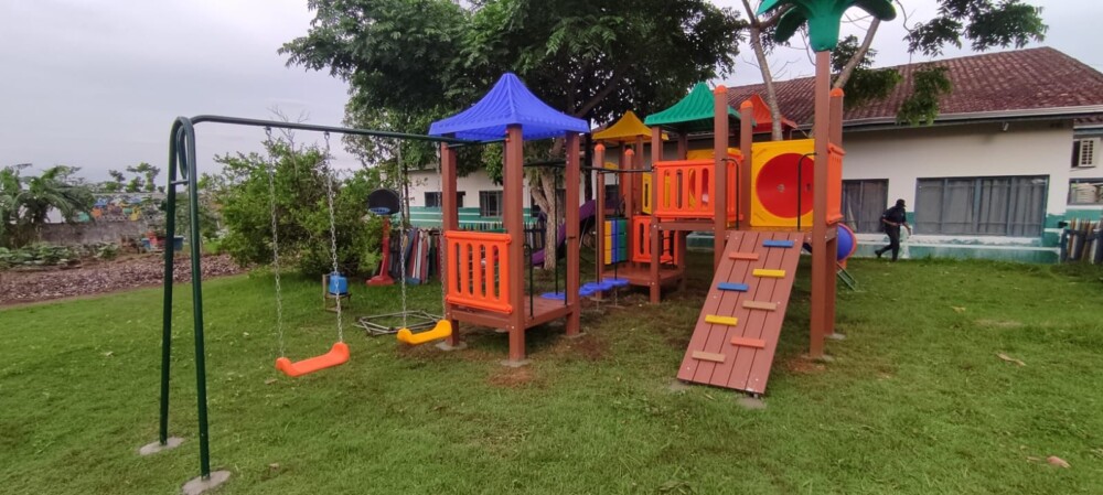 Emenda de Alex Redano beneficia creches e escolas de Ariquemes com playgrounds