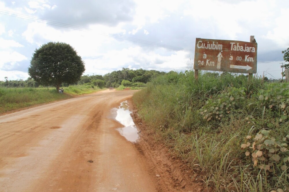 Dois homens são vistos na Terra Indigena Tabajara em Machadinho