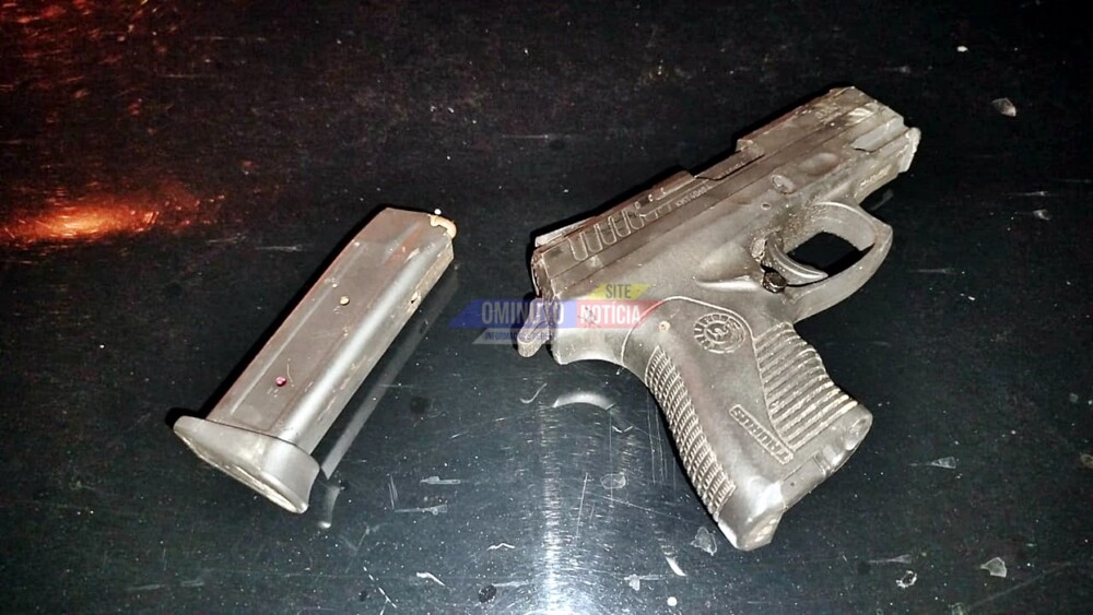 Rapaz de 26 anos é preso com arma de fogo também foi acusado de tráfico de drogas delivery, em Cacoal