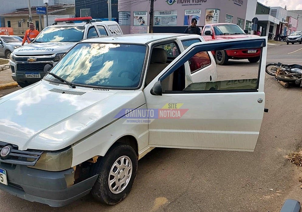 Duas pessoas sofrem várias escoriações em colisão de motoneta com carro no Setor 02, em Jaru