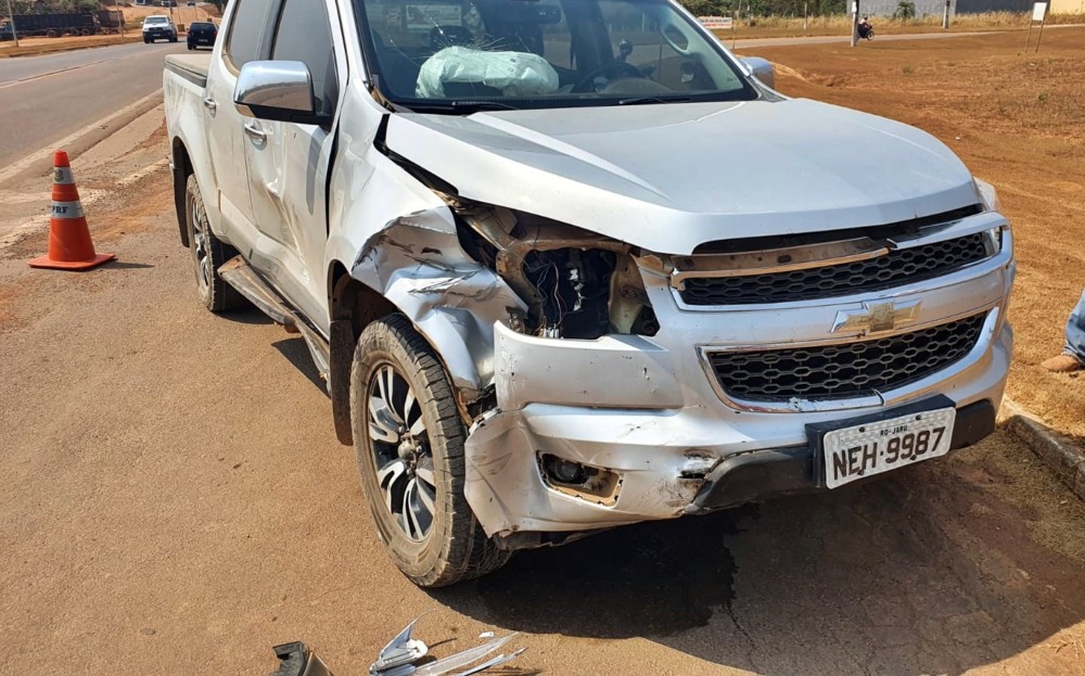 Pick-up GM S-10 se choca com Fiat Pálio, na BR-364, em Jaru, nesta segunda pela manhã