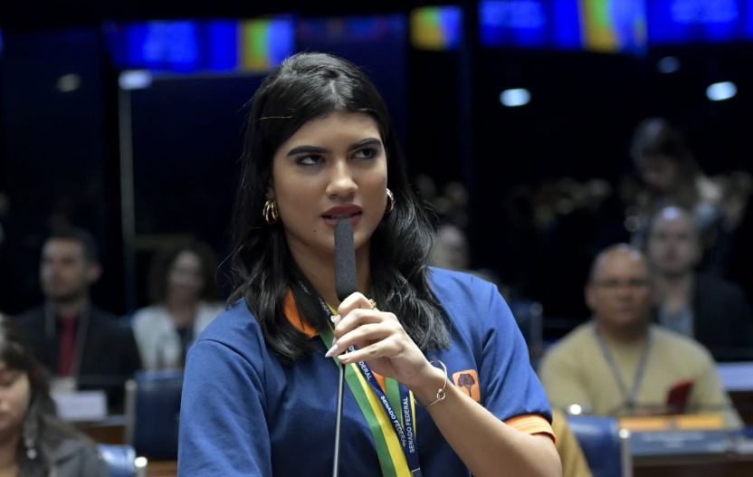 Karen Angelo Pinheiro recebe premiação do Tribunal Regional Eleitoral, em Cacoal