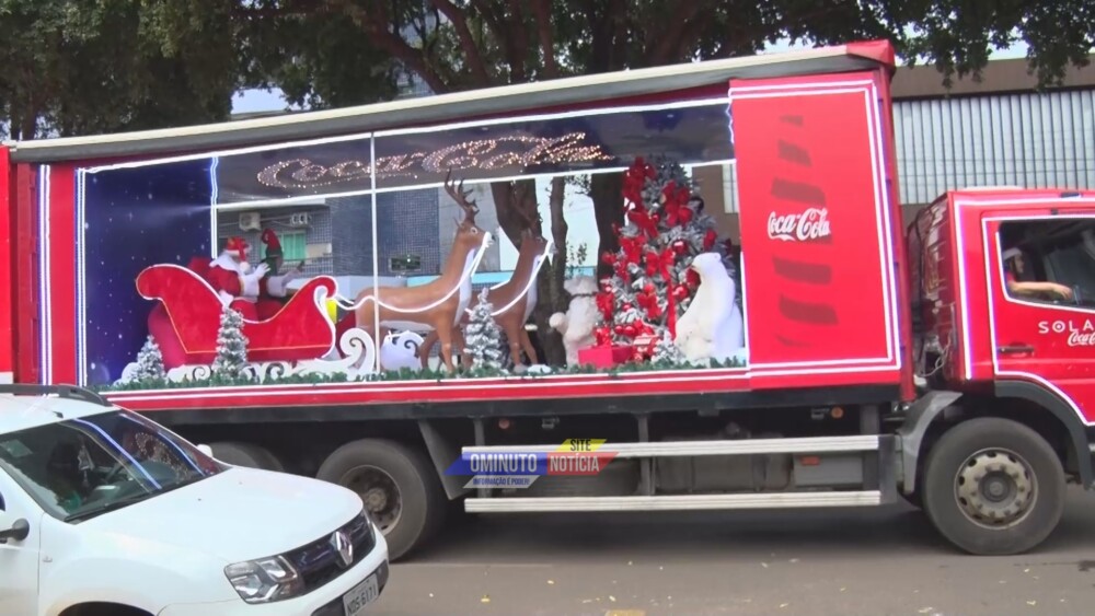 Caravana de Natal passa pelo Beiro Rio e ilumina avenidas de Cacoal