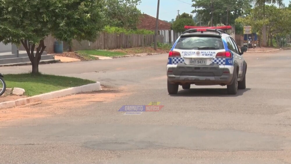 Dupla rouba motoneta de mulher em frente posto de combustíveis em Cacoal