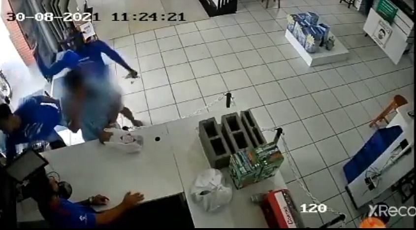 (Vídeo) Funcionário de loja de materiais para construção no setor 05, em Jaru, RO é agredido com soco na cabeça