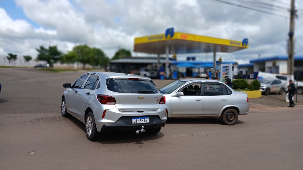 Dois veículos colidem na avenida Belo Horizonte em Cacoal