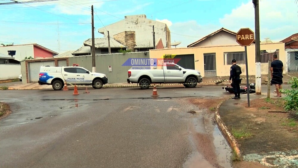 Acidente de trânsito no bairro Industrial envolve motocicleta e caminhonete, em Cacoal