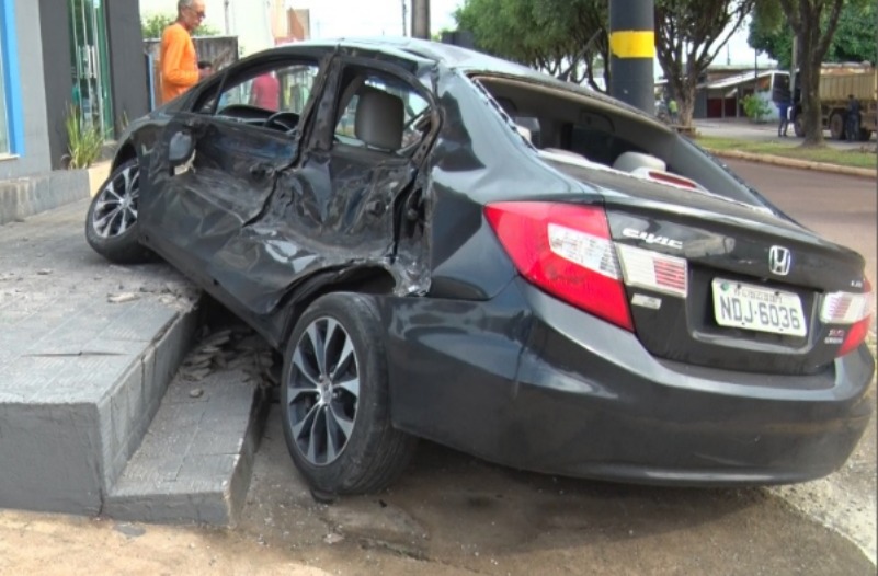 Caminhão colide com automóvel no cruzamento da Sete com Pioneiros, em Cacoal