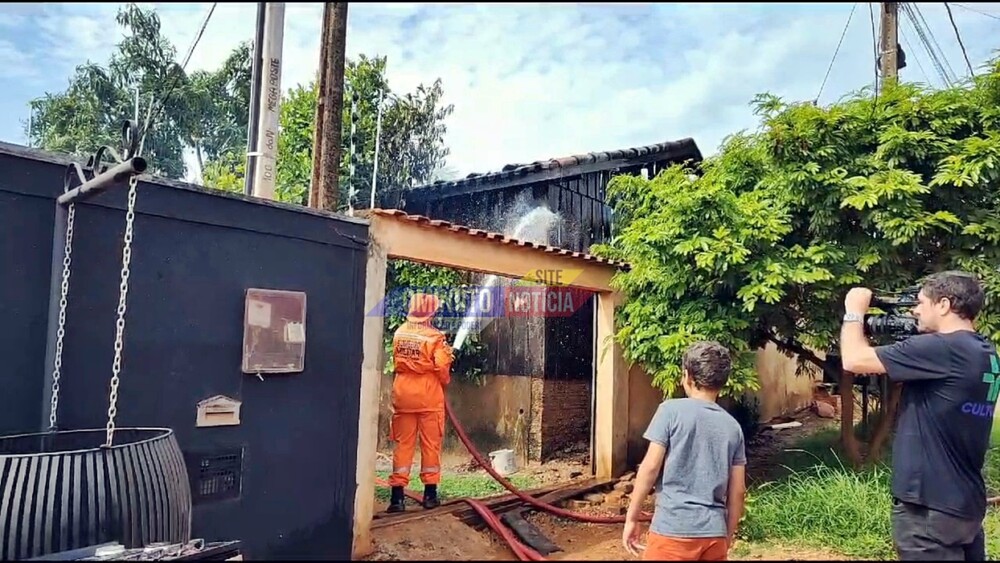 Casa é destruída por incêndio supostamente criminoso em Cacoal; caso segue sendo investigado