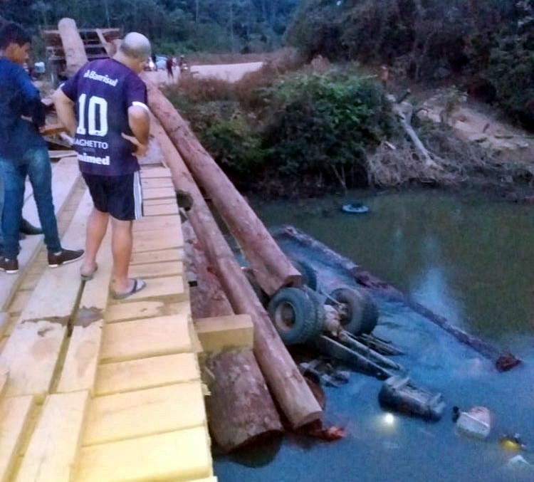 Motorista de caminhão toureiro morre ao cair no Rio Belém, na RO-133, em Machadinho do Oeste, RO