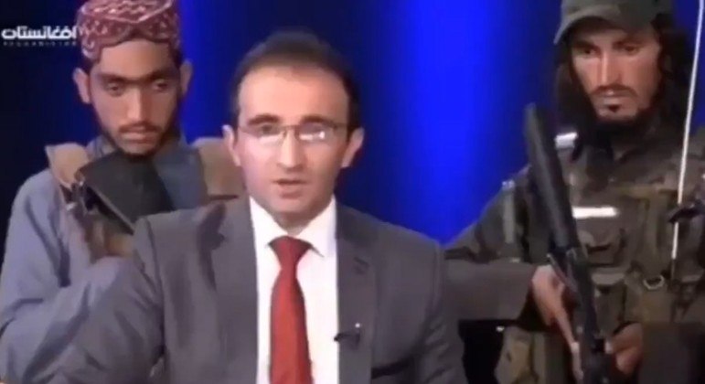 TV afegã grava programa com talibãs armados no estúdio