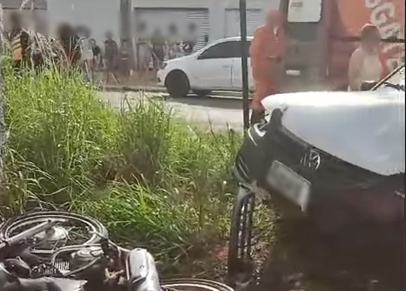 Moto e carro colidem em cruzamento do Village do Sol no fim de semana, em Cacoal