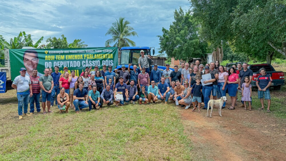 Deputado Cássio Gois entrega trator agrícola no valor de R$ 310 mil para produtores rurais em Cacoal