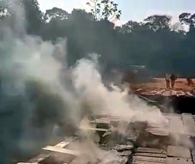 (Vídeo) Ponte sobre o Rio Belém é queimada, após acidente que matou jovem de 21 anos, nesta seman