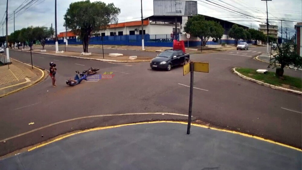 Vídeo mostra condutor invadindo preferencial e provocando acidente em Cacoal