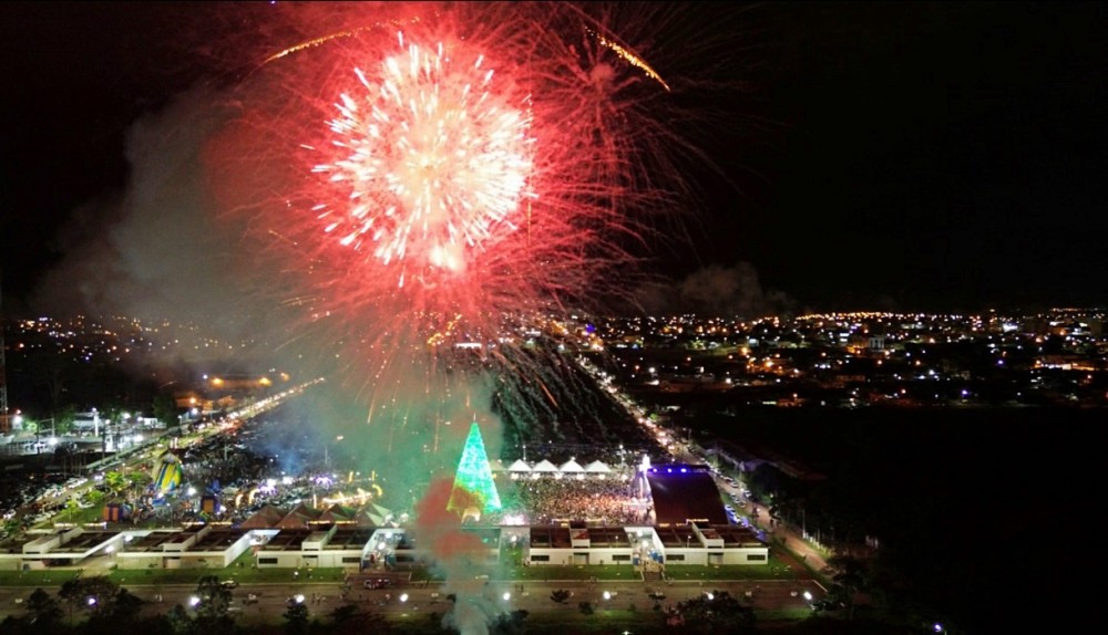 A beleza e os riscos oferecidos pelos fogos de artifícios nas festas de fim de ano, em Cacoal