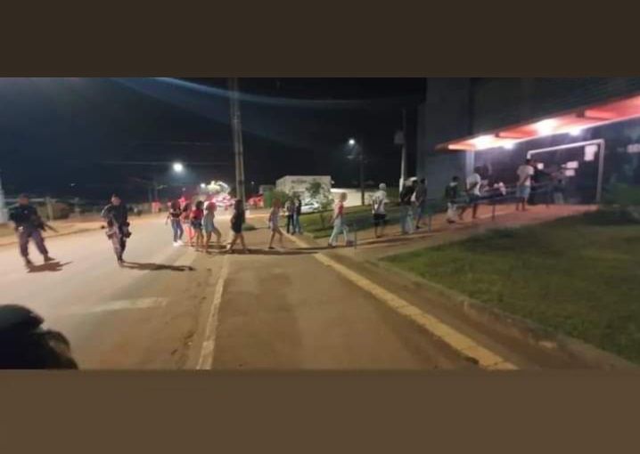 Pelo menos 20 pessoas são conduzidas em fila indiana até a Unisp de Jaru, RO após flagrante da Polícia Militar