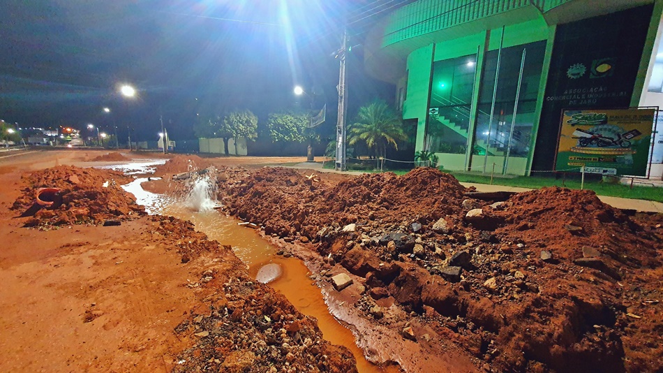 Vazamento de água na frente da ACIJ é flagrado durante a madrugada, em Jaru, RO