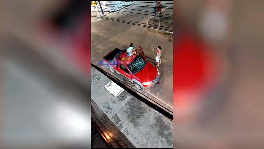 Vídeo mostra mulher quebrando carro de ex-marido em Presidente Médici, RO